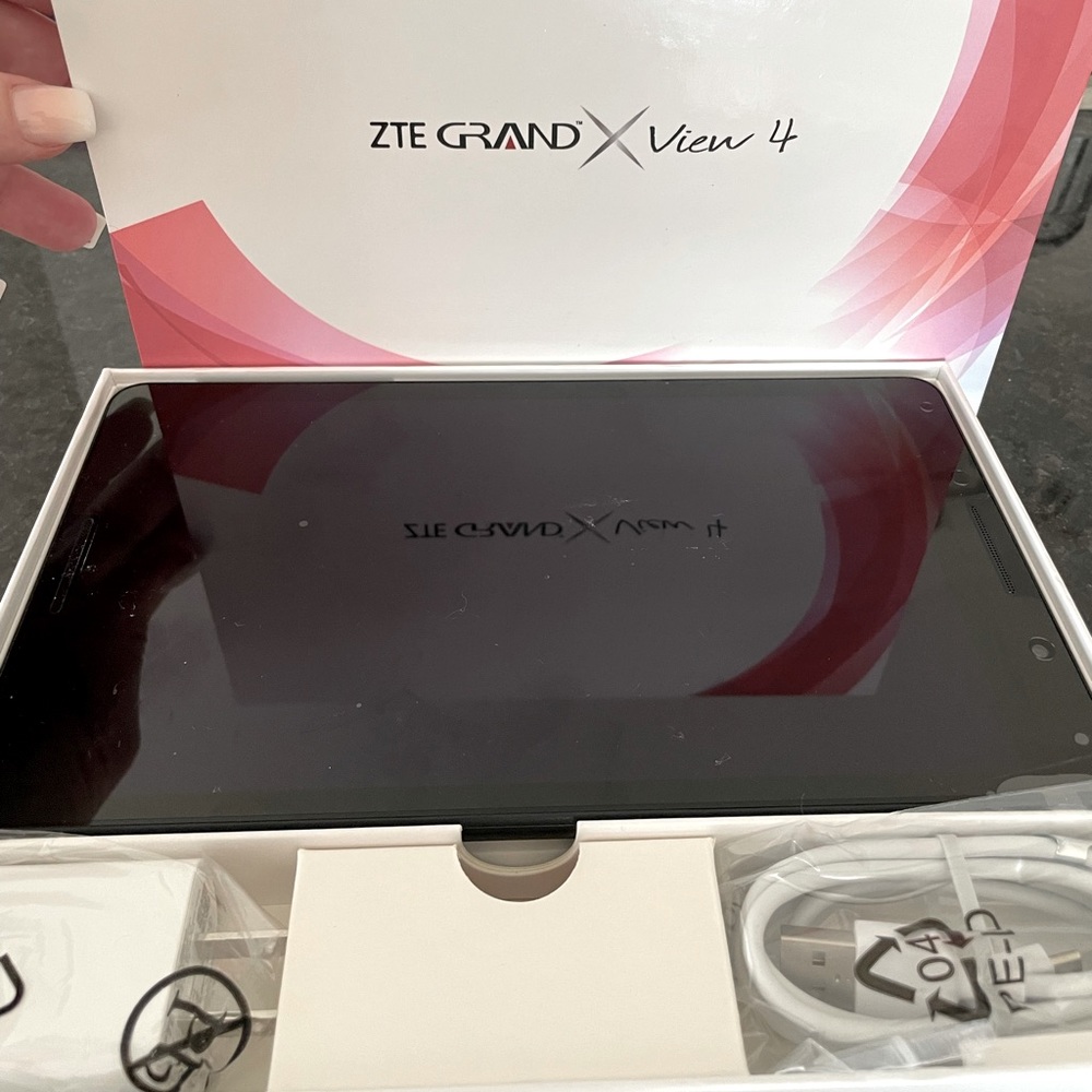 NEVER USED-ZTE Grand X View 4 tablet delivers convenience.
